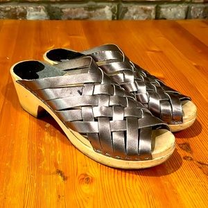Hatched silver leather Sven clogs
